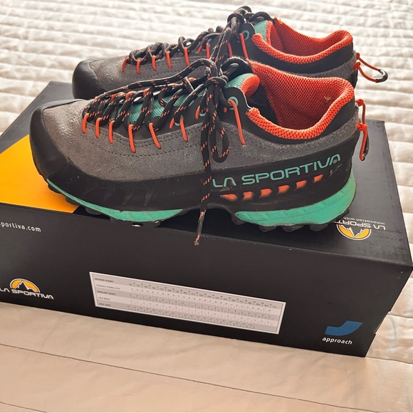 La Sportiva Womens Carbon and Aqua Shoes - Picture 2 of 5